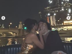 Verliebt in Paris: Kim Kardashian knutscht vor dem Eiffelturm